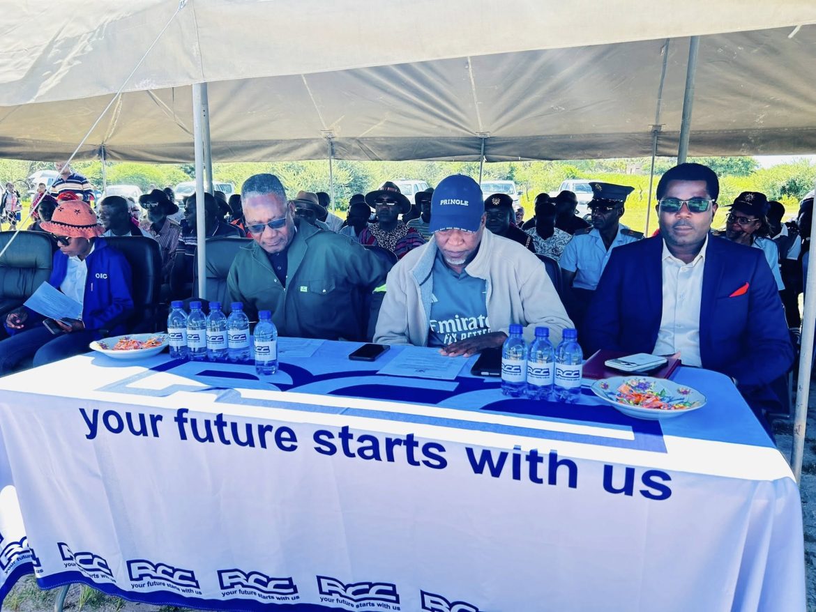 Ngoloneya gwa Oshikoto Sacky Kathindi molyomakaya okwa  tamekitha iilonga yoku tunga omandiku gopetameko geli gaali moshikandjohogololo Okankolo na Guninas